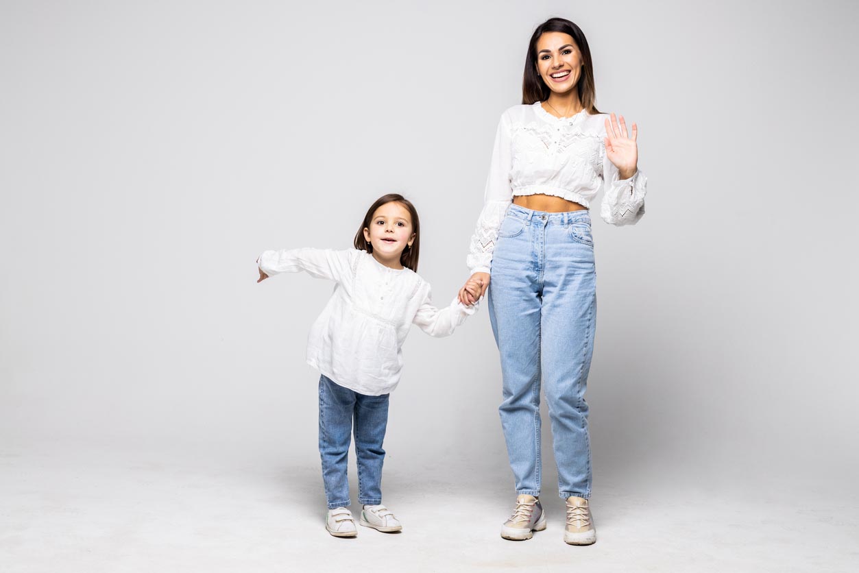 Femme tiens la main de son enfant