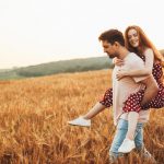 Jeune couple dans les blés