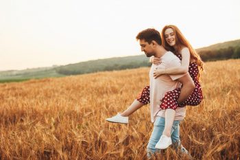 Jeune couple dans les blés