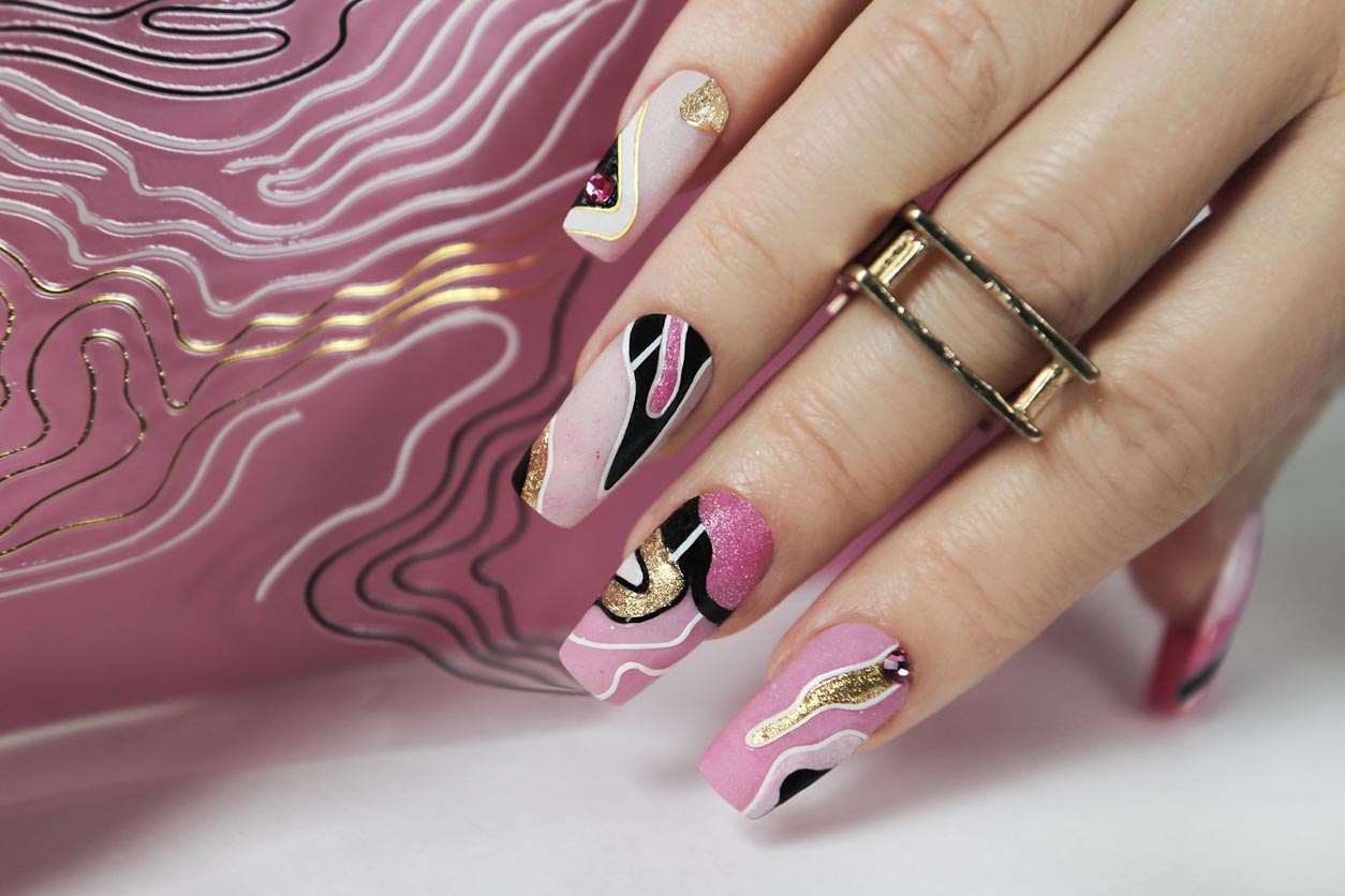 nail art abstrait aux lignes multicolores