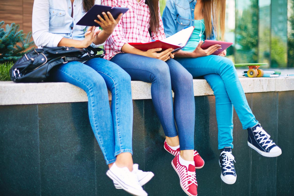 3 filles en jeans slim 