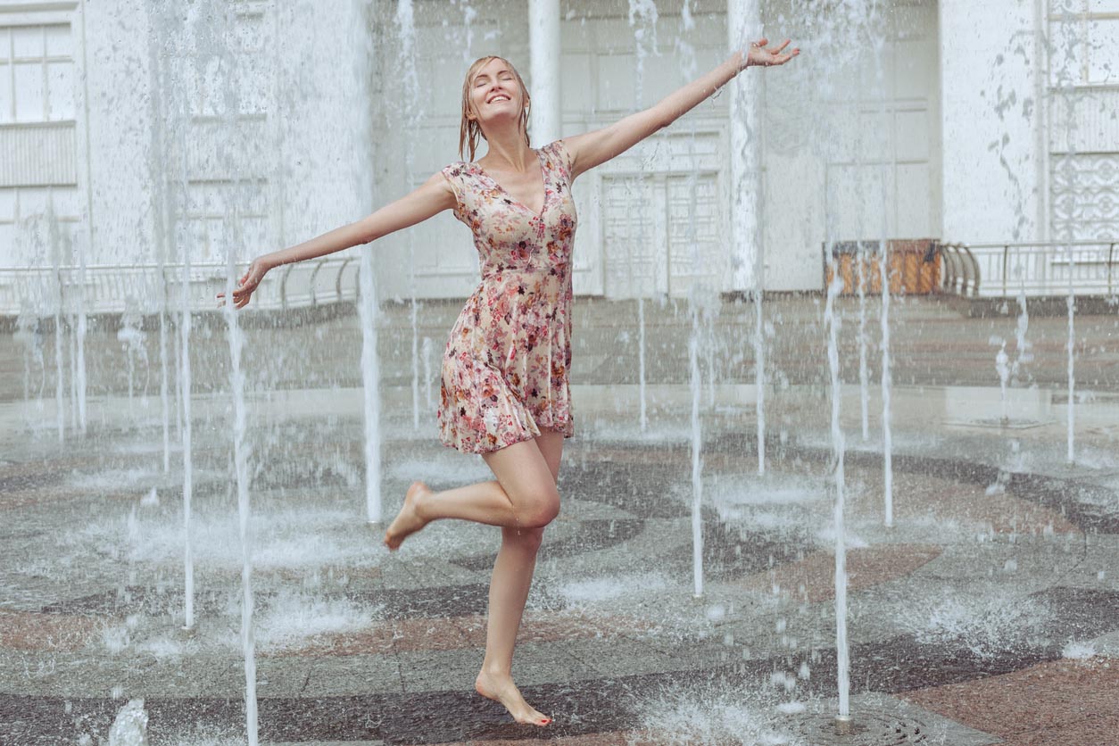 Femme jouant dans une fontaine