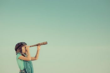 Enfant joue avec une longue vue