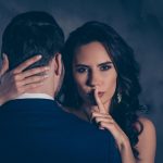 Femme brune fait un calin à un homme en faisant chut
