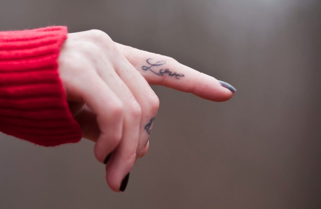 Tatouage Deux Mains Qui Se Tiennent Signification Tatouage de couple : 20 idées à se faire tatouer à deux