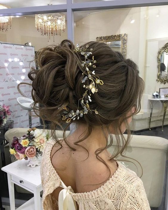 Le chignon romantique avec des mèches