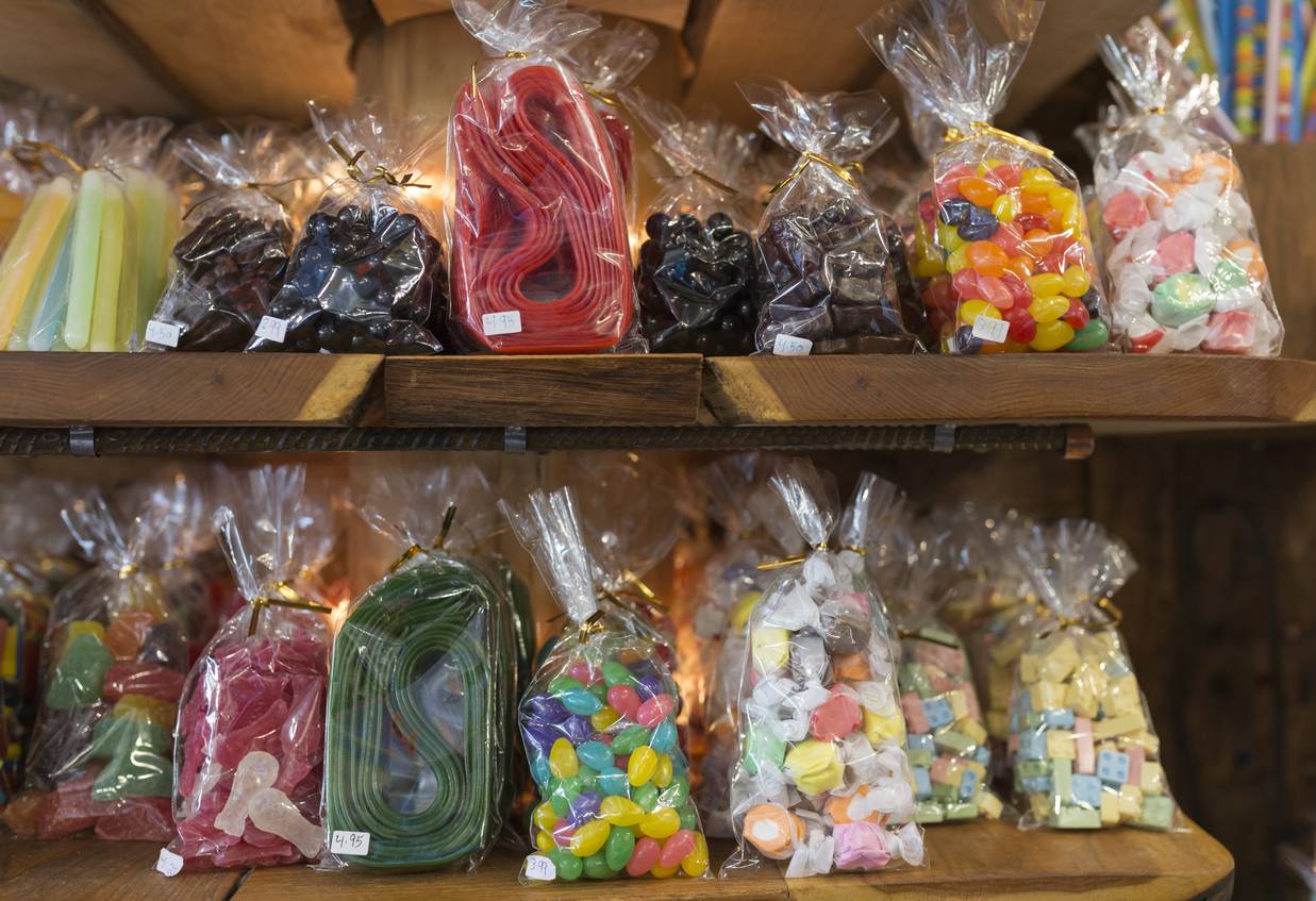 alt = sachets de bonbons années 80
