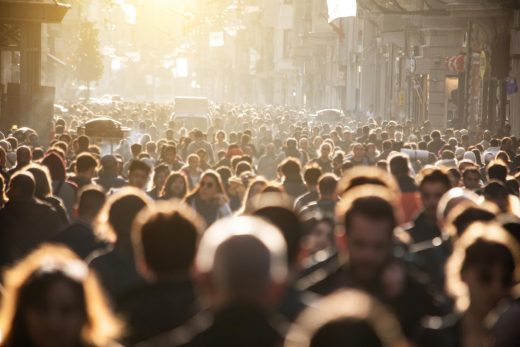 Foule floue de gens dans la rue