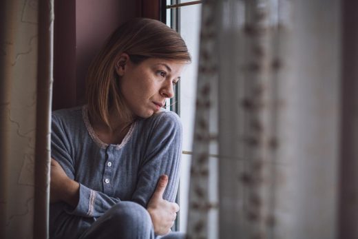 Femme seule à la fenêtre