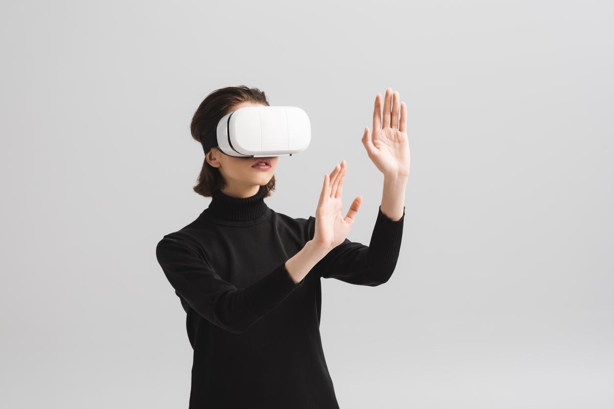 Jeune femme brune utilisant le casque de réalité virtuelle