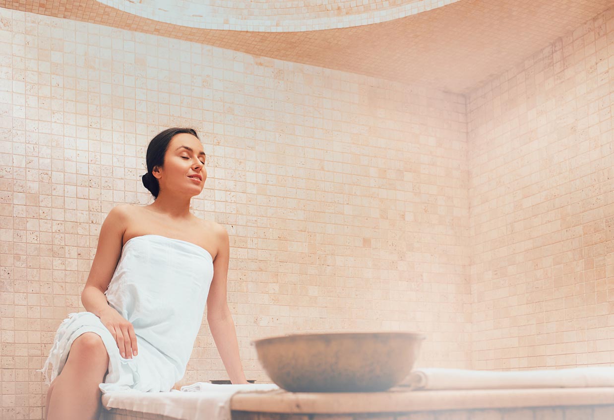 Femme se relaxant au hammam