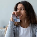 Femme qui pleure en tenant une photo de son ex