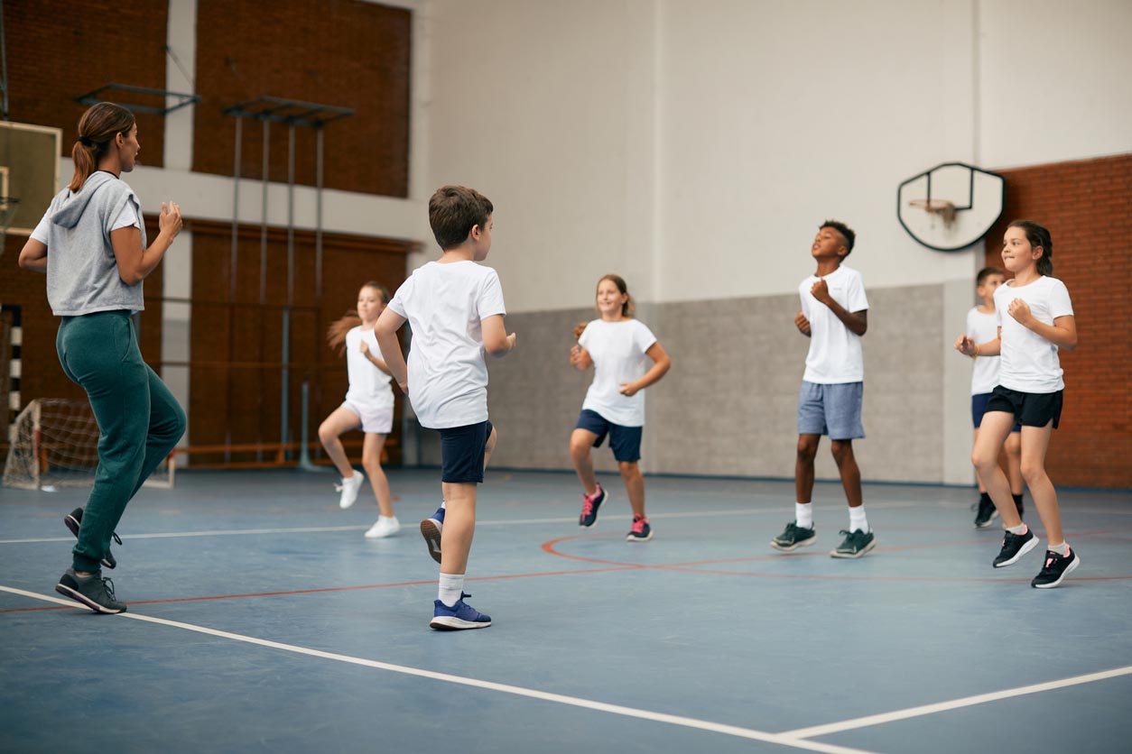 groupe d'enfants faisant du sport
