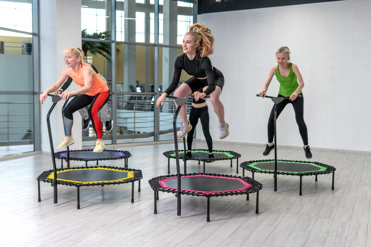 femmes qui pratiquent le trampoline fitness