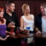 deux couples se regardent génés