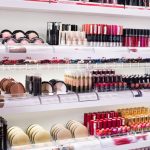 étale produits de beauté supermarché