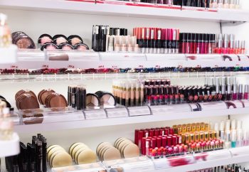 étale produits de beauté supermarché