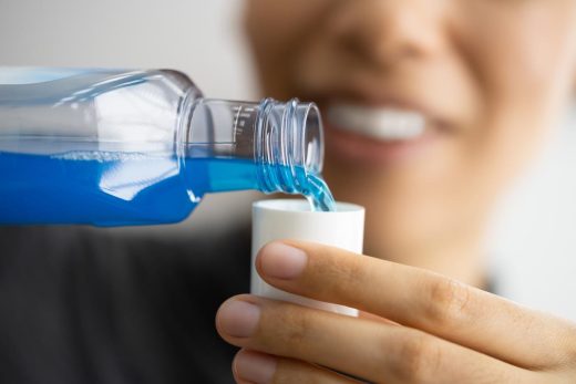 Une femme préparant un bain de bouche