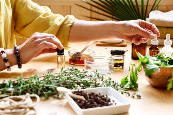 Femme prépare des remèdes à base de plantes