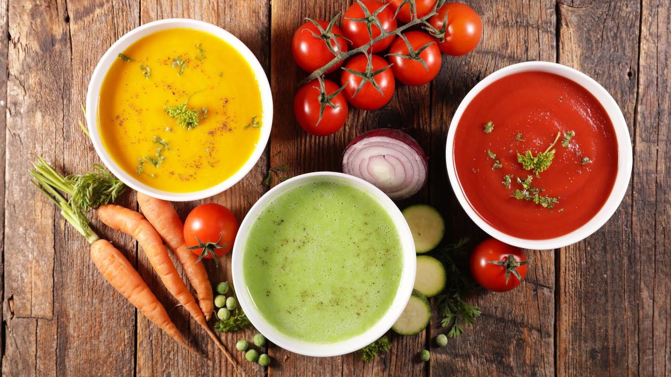 Ensemble de bol de soupe de légumes detox