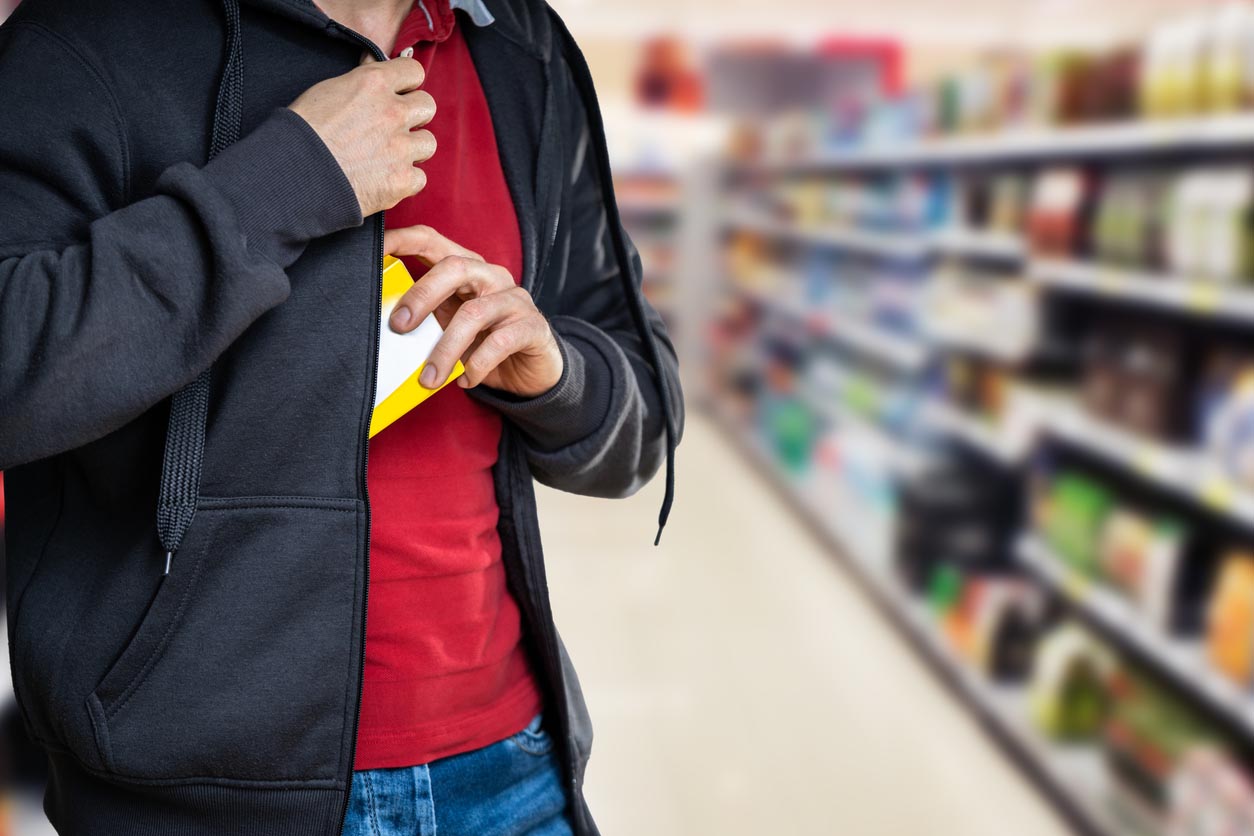 Un homme qui vole dans un supermarché