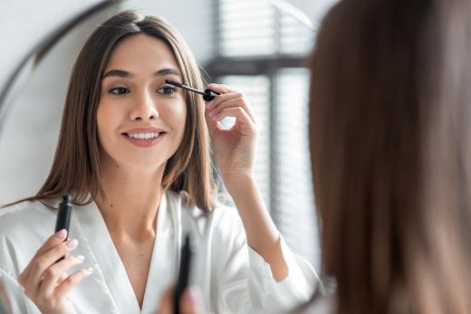 Femme se mettant du mascara