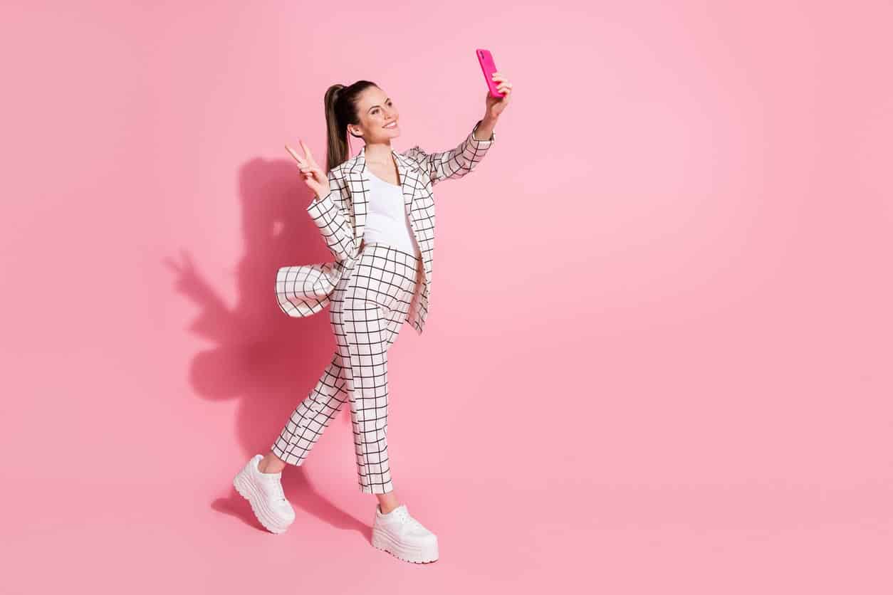 Photo portrait vue du corps entier d’une femme prenant des selfies