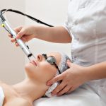 Femme se faisant traiter le visage au laser