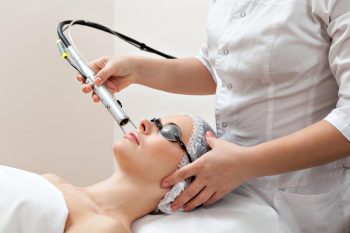 Femme se faisant traiter le visage au laser