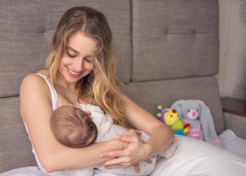 Femme qui allaite son bébé