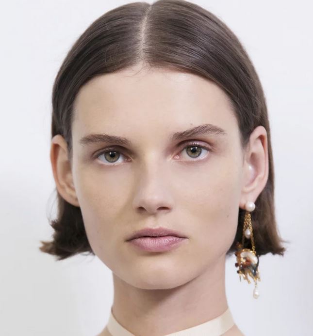 carré Court Cheveux Derrière Les Oreilles