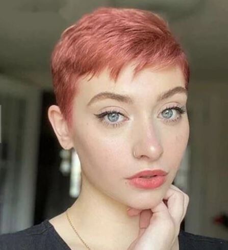 Coupe Courte Féminisée Avec Une Frange Courte