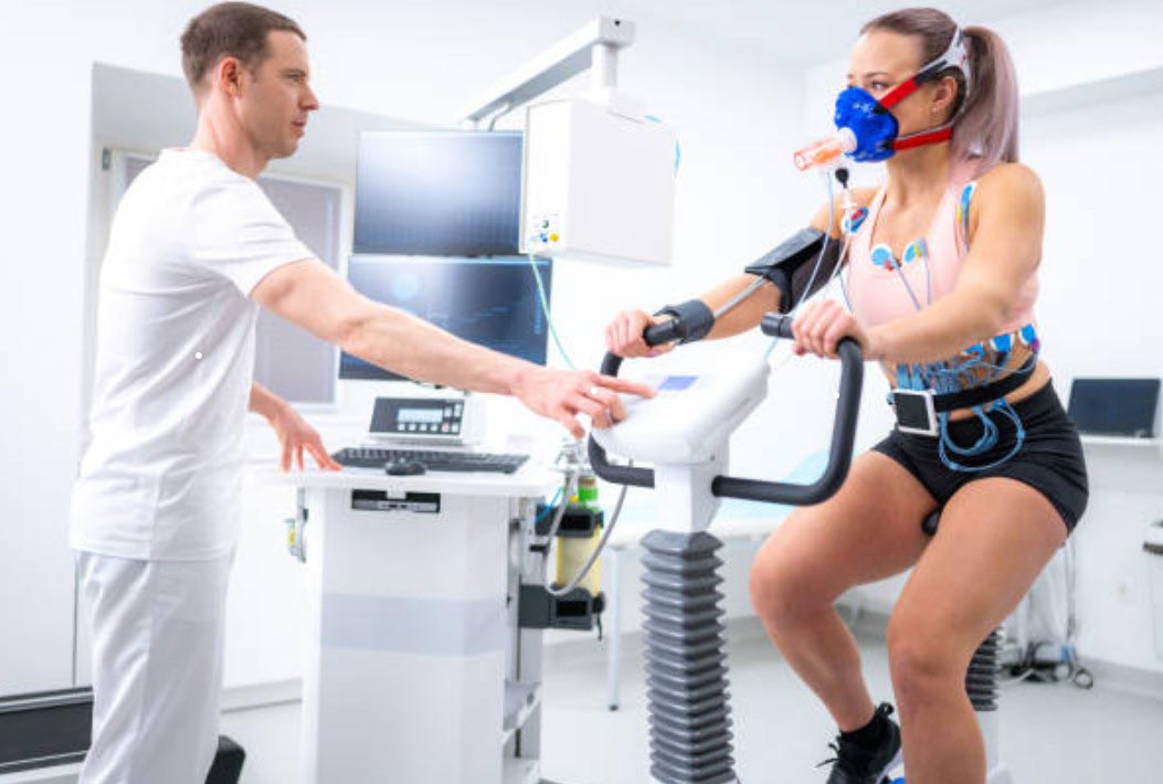 Femme Réalisant Test D'effort Chez Le Cardiologue