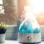 Humidificateur d'air sur le bord de la fenetre