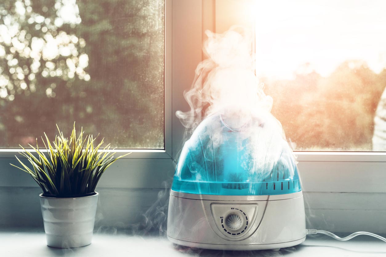 Humidificateur d'air sur le bord de la fenetre