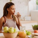 L’eau potable de femme mince et d’ajustement avant de tomber enceinte