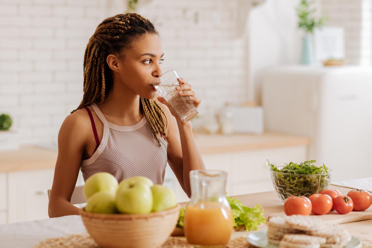 L’eau potable de femme mince et d’ajustement avant de tomber enceinte