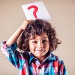 Enfant avec un point d'interrogation au dessus de la tête