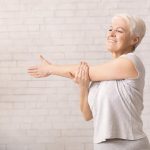Femme mure fait des étirements