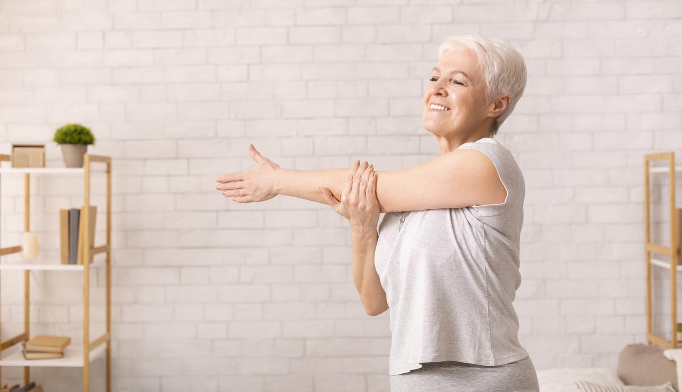 Femme mure fait des étirements