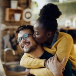 Jeune couple heureux