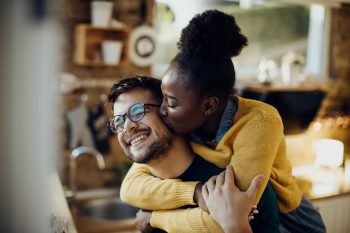 Jeune couple heureux