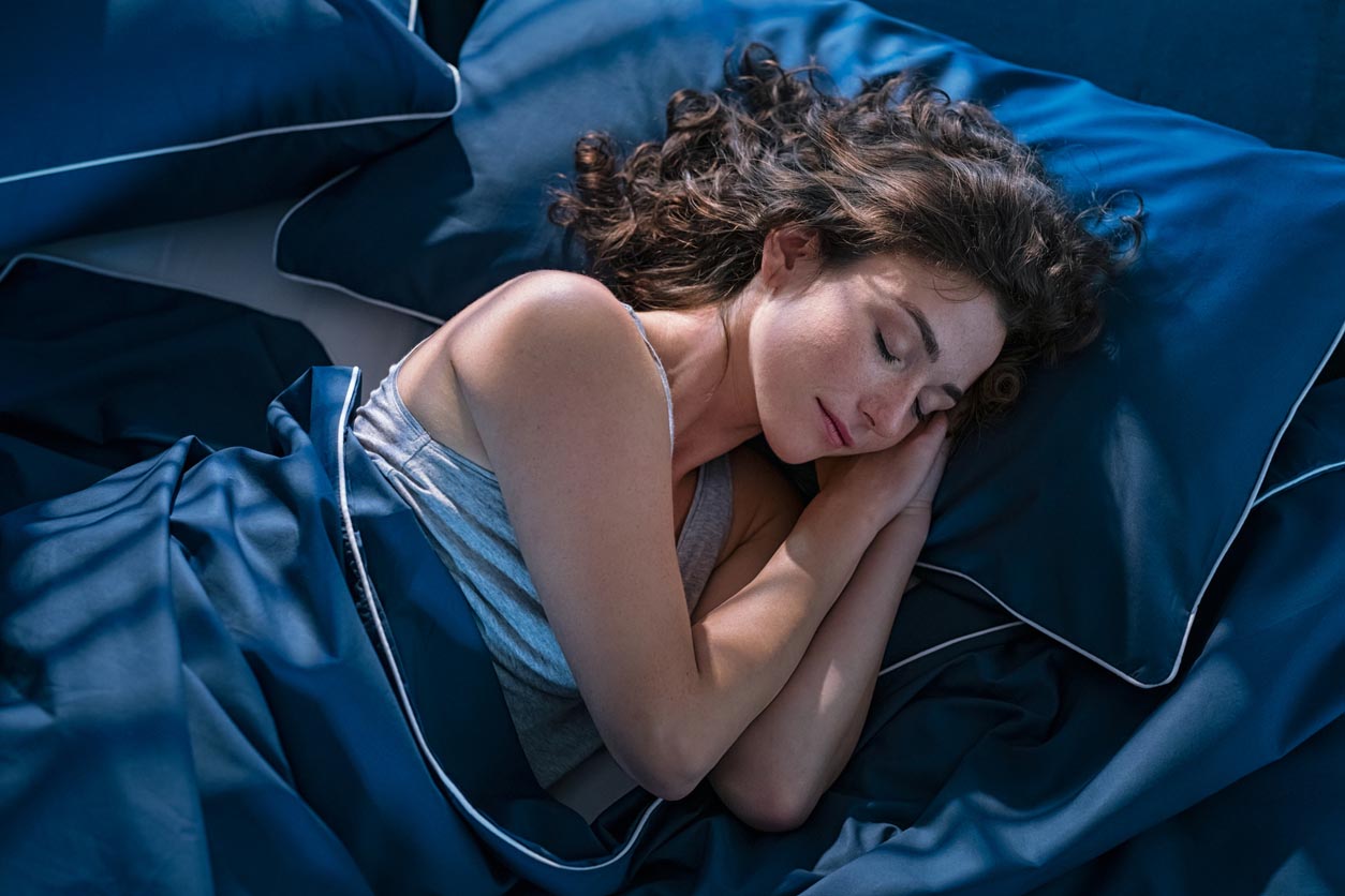 Jeune femme dormant profondément la nuit