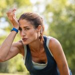 Femme fatiguée se touche le front après la course