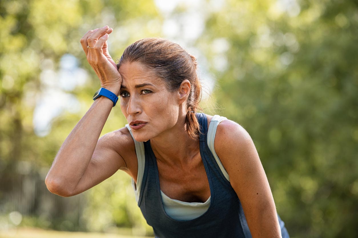 Femme fatiguée se touche le front après la course