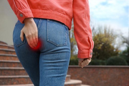 Femme ayant des douleurs à l'anus