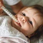 bébé prend un traitement avec une pipette