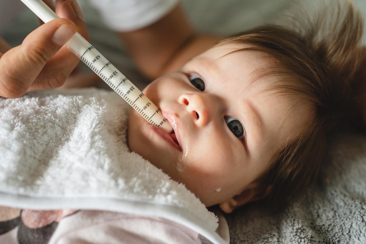 bébé prend un traitement avec une pipette