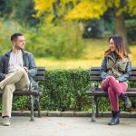 Deux personnes sur des bancs dans un parc