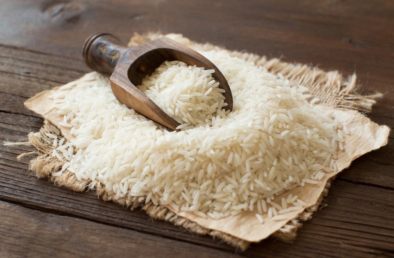 tas de riz avec grosse cuillère dedans